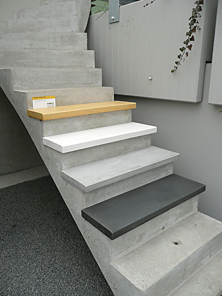 Schody z betonu architektoniczego oraz barwionego